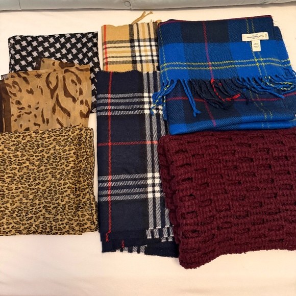Accessories - Women 7 scarfs bundle
